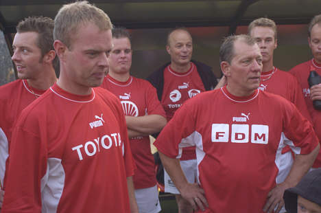 Jørgen Weinreich (t.h.) overrækker søndag overskuddet af DTC-kørernes fodboldkamp mod FC Zulu til Red Barnets ambassadør, Finn Nørbygaard.